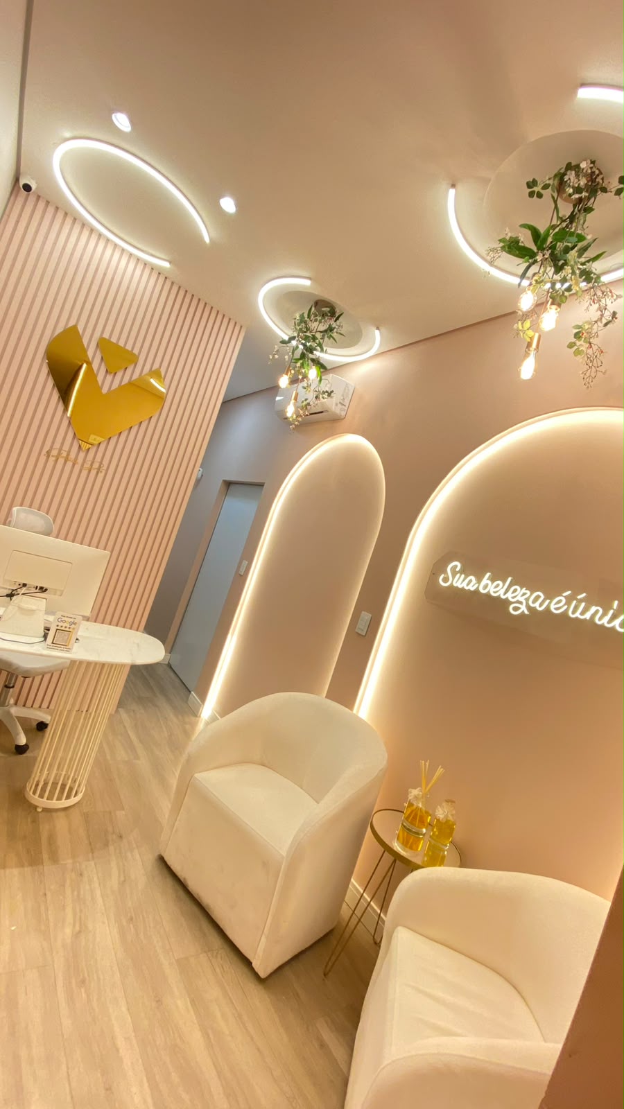 Lounge da Diamond com símbolo dourado e letreiro Sua beleza é única